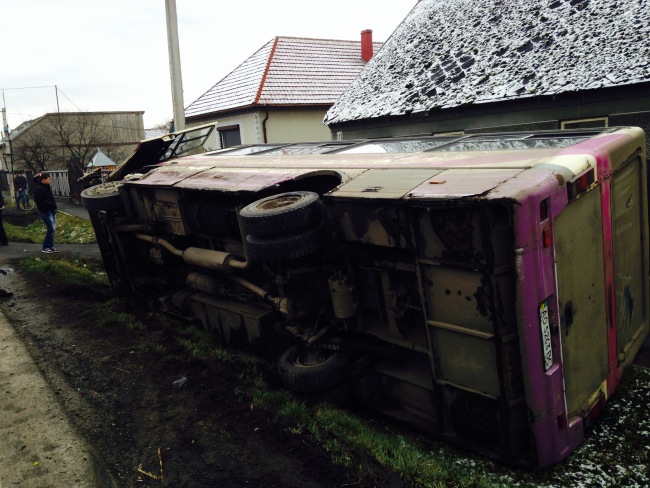 На Мукачівщині в результаті потрійної ДТП рейсовий автобус опинився у кюветі (ФОТО, ВІДЕО)
