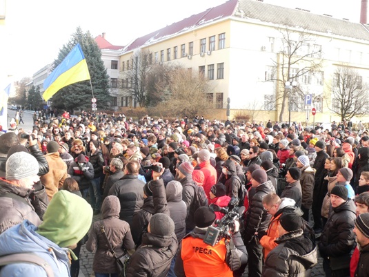 Активний протест в Ужгороді: "хованки" мера та "губернатора", спалення прапору ПР і рішення про блокування (ФОТО, ВІДЕО)