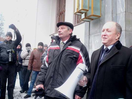 Варцаба каже, що закарпатський "Беркут", котрий стояв на Банковій, повернувся додому. Ужгородський Майдан поїхав перевіряти (ФОТО)