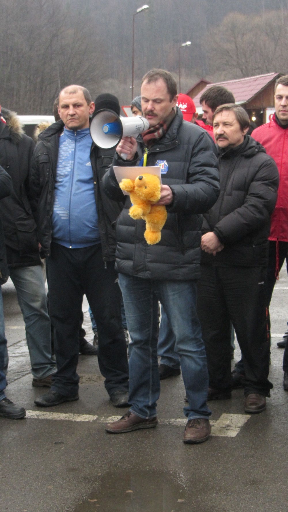 Закарпатський АвтоМайдан прослухав інструктаж і везе до Медведчука помаранчевого ведмедика