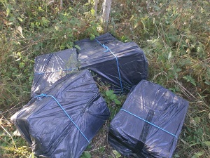 На Закарпатті біля кордону знайшли «безгоспні» 13 ящиків сигарет