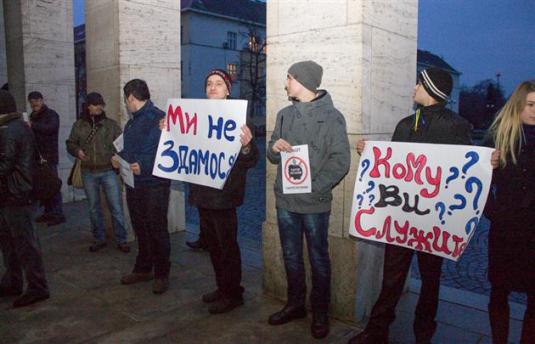 Ужгородські "євромайданівці" проводжали чиновників ОДА на роботу "коридором ганьби" (ФОТО, ВІДЕО)