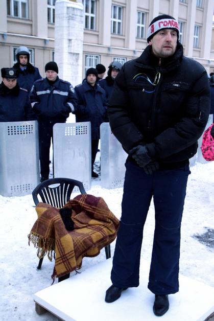 Ужгородця, котрий голодуванням на Майдані вимагав відставки Ледиди, забрала швидка (ФОТО, ВІДЕО)