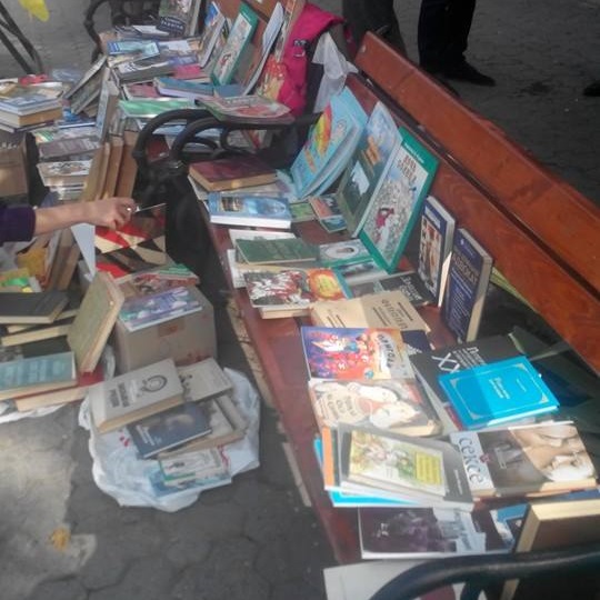 В Ужгороді заради вояків у зоні АТО влаштували розпродаж книжок з домашніх бібліотек (ФОТО)