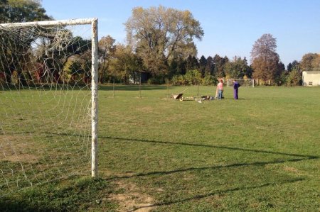 Щоби побудувати ковзанку, в Ужгороді знищують футбольне поле (ФОТО)