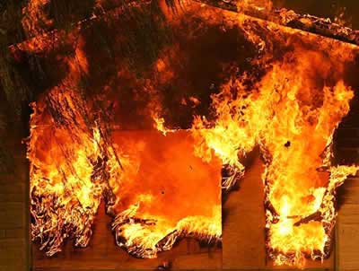 На Ужгородщині пожежа в будинку знищила частину даху, морозильну камеру та велосипеди 