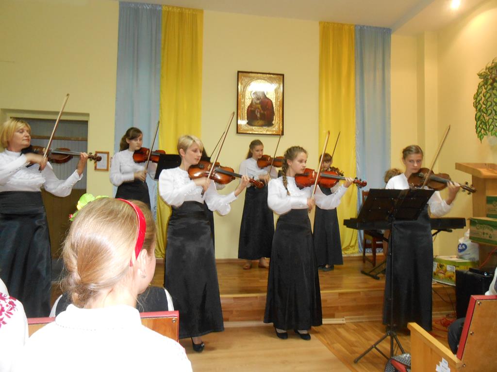 Вихованці Чопської дитячої музичної школи виступали для бійців у Мукачівському шпиталі (ФОТО)