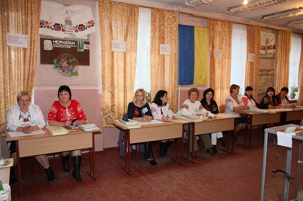 У Буштині члени ДВК зустрічають виборців у вишиванках (ФОТО)