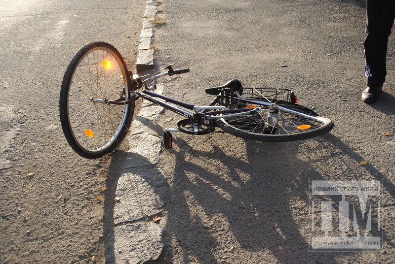 У Мукачеві авто збило пенсіонерку на велосипеді (ФОТО)