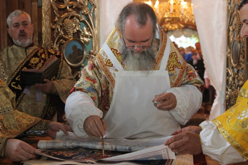 Очільник Мукачівської єпархії УПЦ МП освятив новий престол у Колодному (ФОТО)