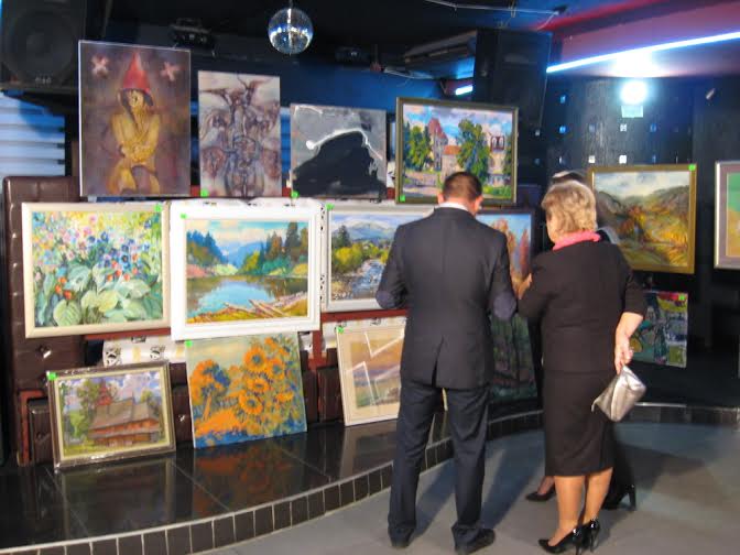 На благодійній виставці-продажі картин закарпатських художників для армії зібрали 50 тис грн (ВІДЕО)