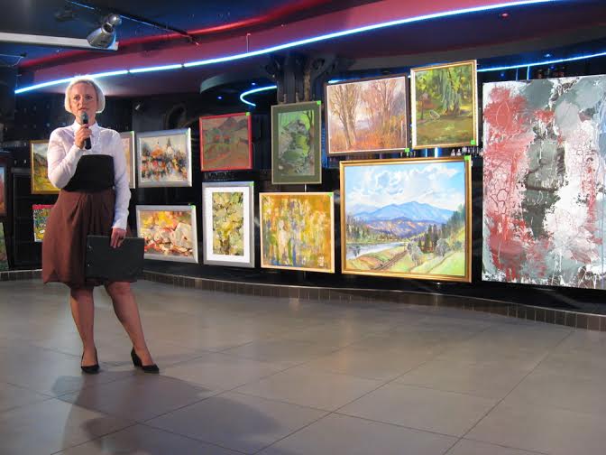 На другу доброчинну виставку-продаж в Ужгороді виставили 57 картин (ФОТО)