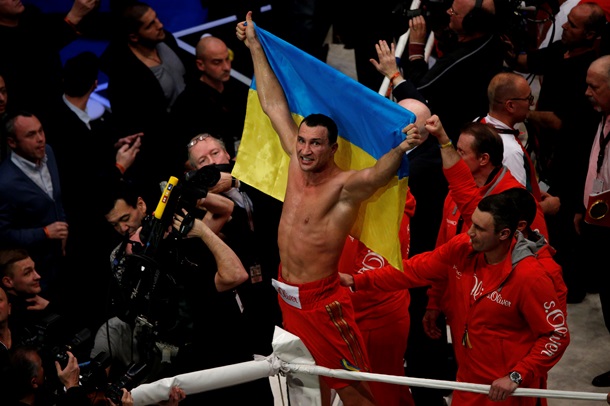 Кличко нокаутував Пулєва і присвятив перемогу народу України (ФОТО, ВІДЕО)