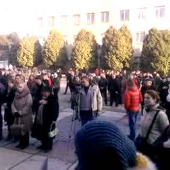 Протестувальники несуть голові ОДА резолюцію з проханням пролобіювати вибори в Ужгороді