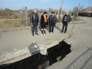 На Берегівщині інспектували міст, на якому зруйнувалася опора (ФОТО)