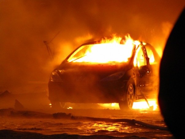 На Виноградівщині згорів "Форд" та пошкоджено припаркований поруч "Опель"