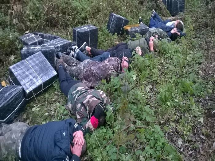 На Закарпатті на кордоні затримали 9 українців із безакцизними сигаретами та зброєю у позашляховиках (ФОТО)
