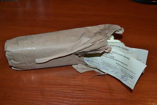 У Тячеві на вулиці містяни знайшли пачку контрольних талонів від бюлетенів з останніх виборів (ФОТО) 