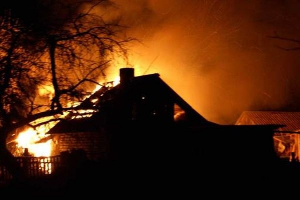 На Тячівщині пожежа в приватній садибі знищила майно, покриття та перекриття