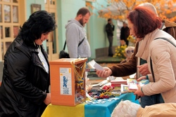 На благодійному розпродажі книжок в Ужгороді за два дні зібрали майже 11 тисяч гривень (ВІДЕО)