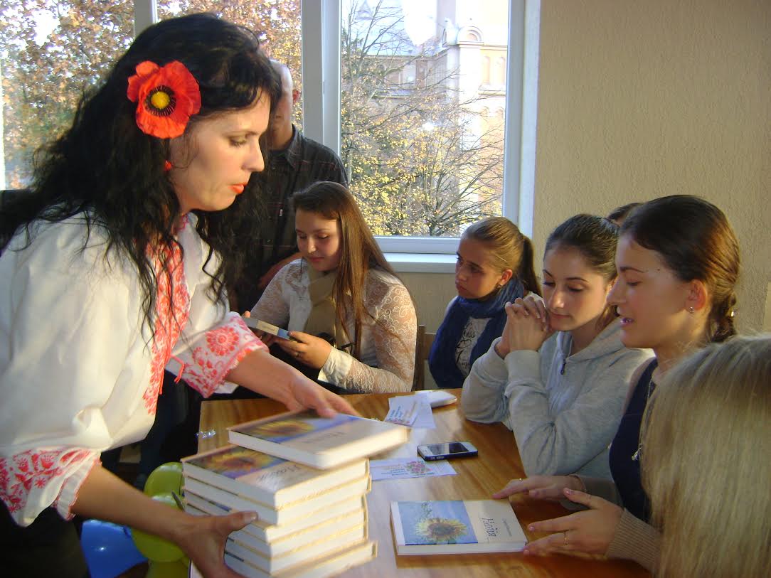 У Мукачівській міській бібліотеці відзначили День української писемності та мови співами, танцями та конкурсами (ФОТО)