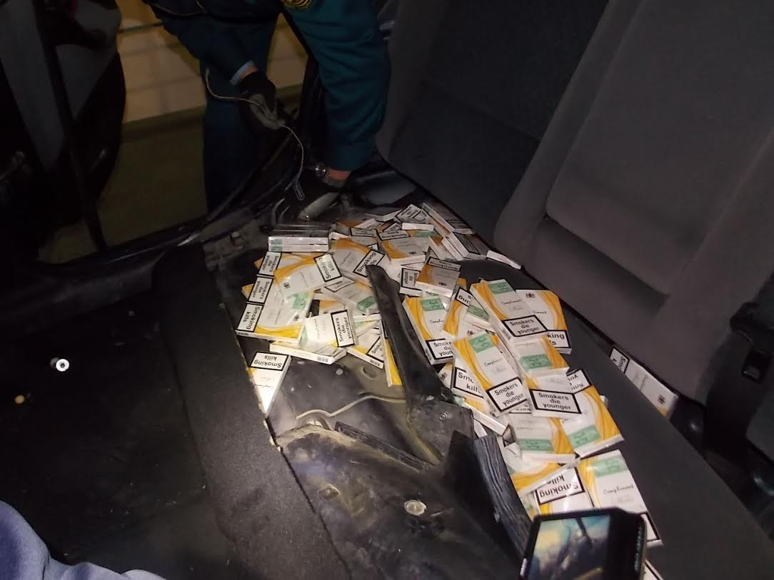 Чопські митники у чергових тютюнових контрабандистів відібрали автівки та "товар" (ФОТО)