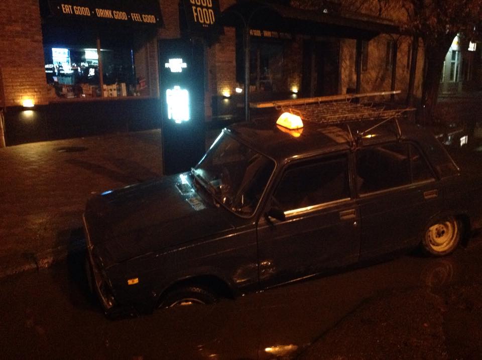 В Ужгороді таксі влетіло колесом в незакритий кришкою "підводний" люк (ФОТО)