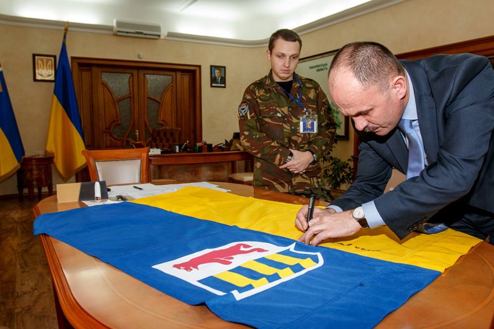 В Ужгороді представникам проекту "Велика Українська Хода" передали прапор Закарпаття