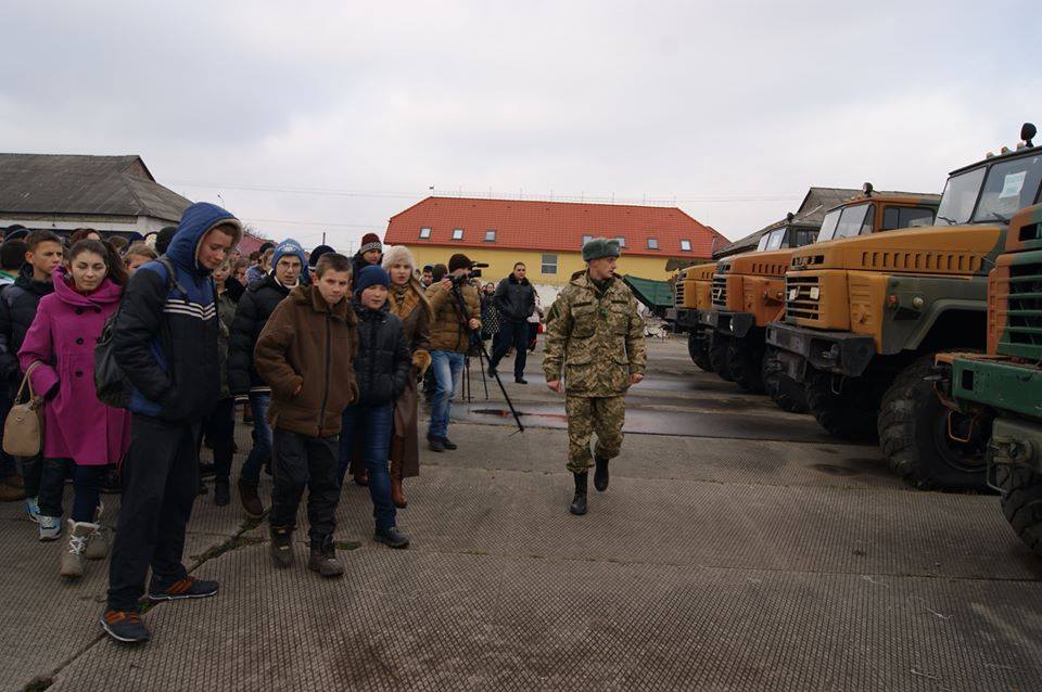 У Виноградові військовослужбовці-учасники АТО провели школярам екскурсію військовою частиною (ФОТО)