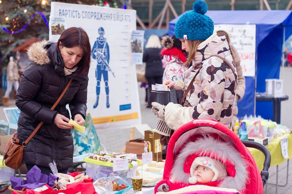 За вихідні чаюваннями в Ужгороді волонтери зібрали майже 9,5 тис грн, відправляють тепловізор на передову (ФОТО)