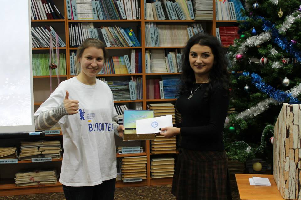 За підсумками бібліоаукціону в обласній книгозбірні в Ужгороді волонтерам передали понад 3 тис грн (ФОТО)