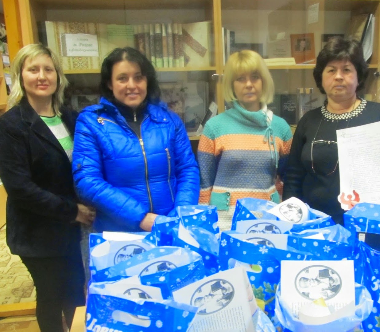 Бібліотекарі Рахівщини у рамках акції "Подаруй воїну свято" передали волонтерам подарунки для бійців АТО (ФОТО)
