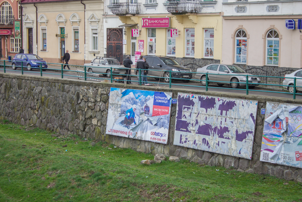 Виконком в Ужгороді знову вивчатиме питання продовження на 5 років дозволів на розміщення сотні рекламоносіїв