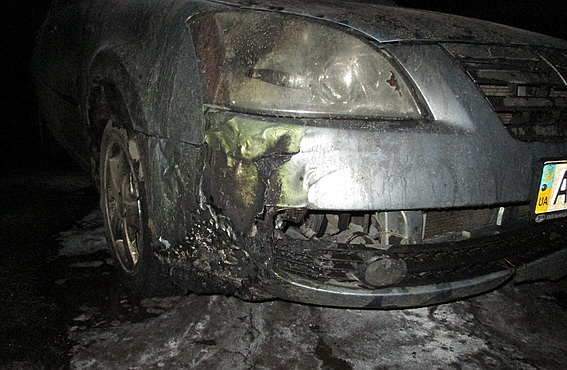 Експерти встановлюють причину загоряння автомобіля у Мукачеві (ОФІЦІЙНО) (ФОТО)