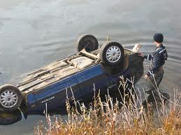 На Міжгірщині 29-річний водій не впорався з керуванням, внаслідок чого автівка з пасажирами опинилася у річці