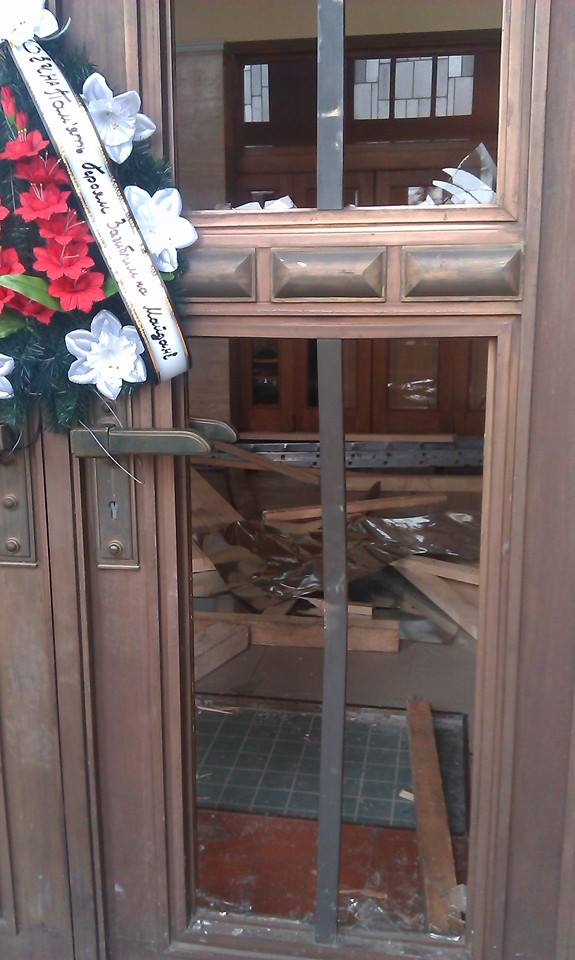 На будівлі Закарпатської ОДА та облради встановлюють відновлені після "революційних" пошкоджень двері (ФОТО)