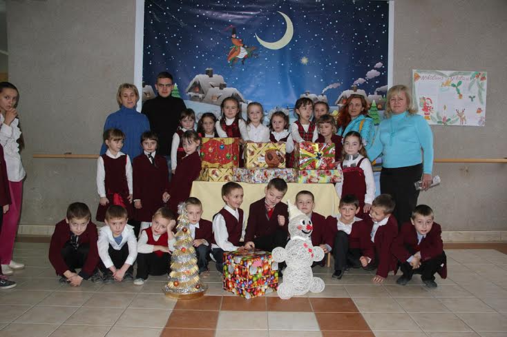 Школярі зі Свалявщини у ході благодійного ярмарку зібрали 7 тис грн для бійців АТО та подарунки для однолітків на Сході (ФОТО)