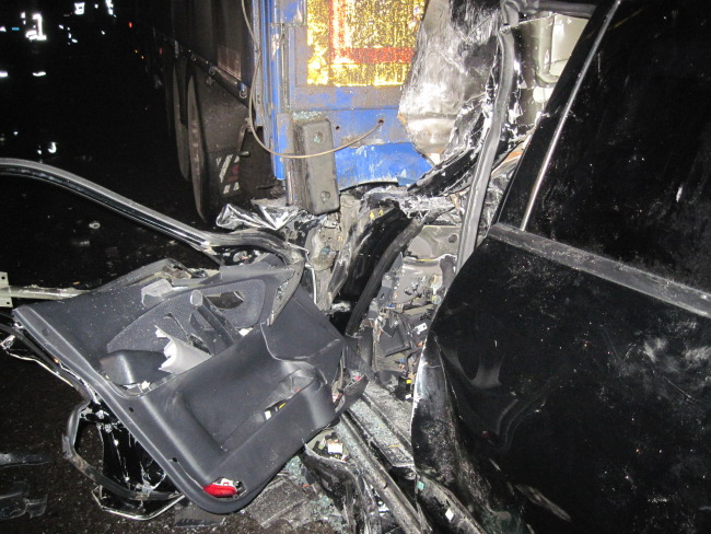 Врізавшись вночі на Hyundai Tucson у припарковану вантажівку Volvo загинув начальник Мукачівського МРЕМ (ФОТО)