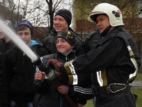 Закарпатські рятувальники на Берегівщині навчали дорослих та дітей "протипожежним азам" (ФОТО)