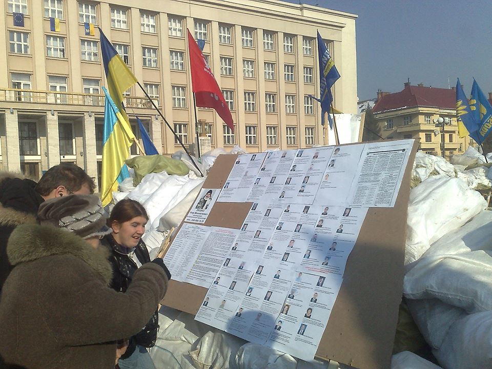 В Ужгороді громадські активісти встановили біля ОДА стенд про депутатів міськради (ФОТО)