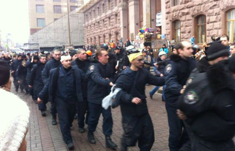 ВВшники масово здаються в полон активістам Майдану (ФОТО)