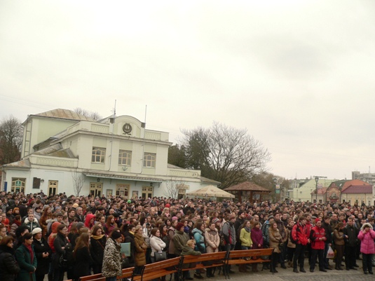 В Ужгороді кількатисячний натовп рушив з Театральної до обласного УМВС та ОДА (ФОТО)