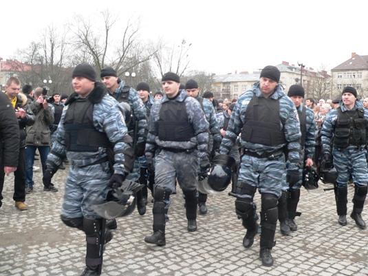 Закарпатська міліція, що сьогодні присягала на вірність народові, передала на Майдан 5 безперспективних бронежилетів