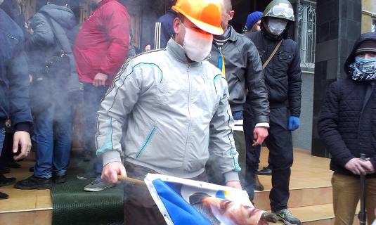 Прокурор Закарпаття порвав написану заяву на звільнення, ужгородці натомість спалили на сходах фото Януковича (ФОТО, ВІДЕО)