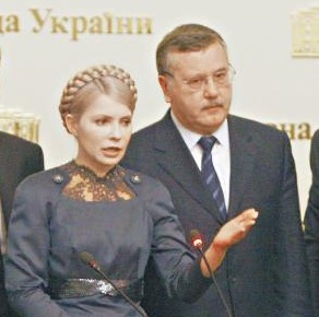 Гриценко до Тимошенко: Якщо триматимете недієздатного Турчинова, то це означає, що Україну "зливаєте" ви