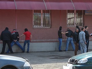 У Мукачеві серед білого дня на хабарі затримали міліціонерів (ФОТО)
