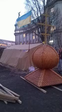 Закарпатці споруджують на Майдані капличку пам