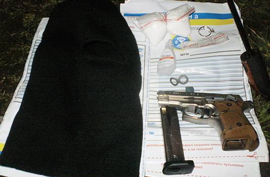 На Тячівщині на території супермаркету знайшли пістолет і наркотики (ФОТО)