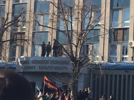 У Луганську сепаратисти захопили СБУ (ВІДЕО)