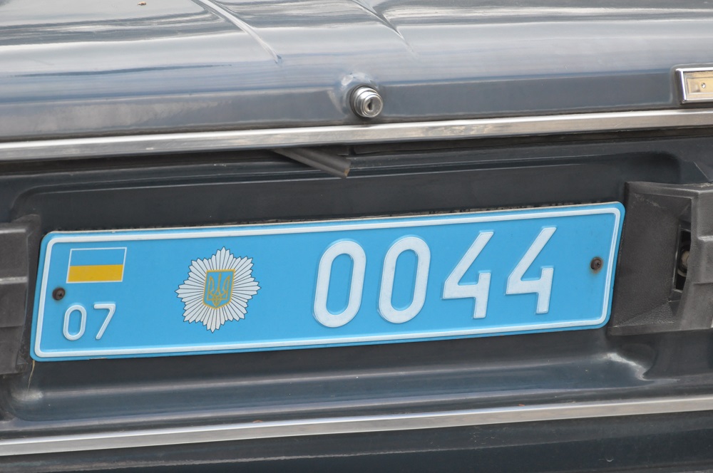 ФОТОФАКТ. Закарпатські міліціонери продовжують паркуватися з порушенням правил